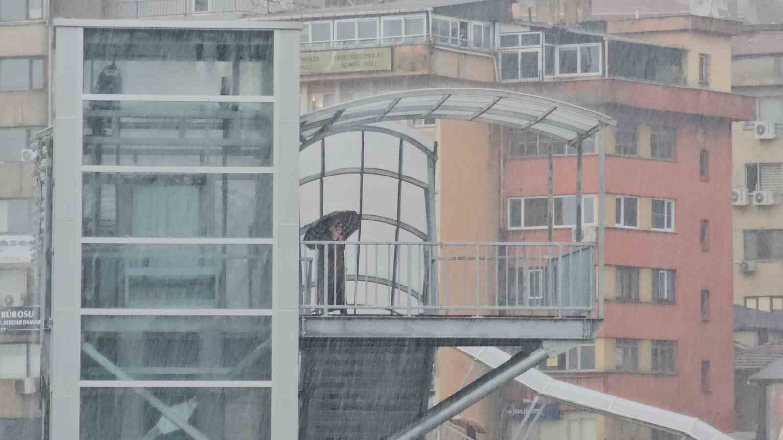Zonguldak’ta sağanak etkili oldu, vatandaşlar saçak altlarına sığındı