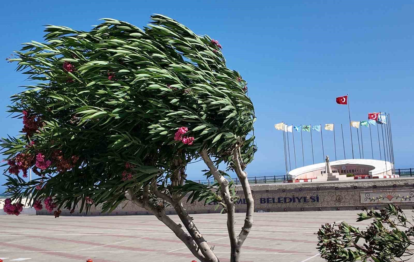 Doğu Akdeniz’de kuvvetli rüzgar: Dalgalar kıyıları dövüyor