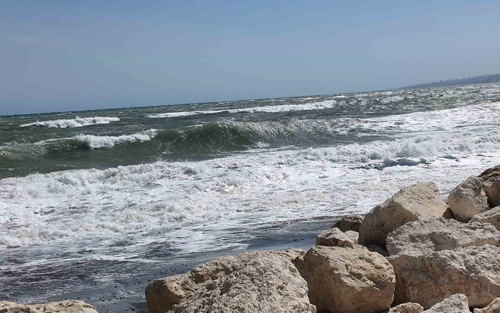Doğu Akdeniz’de kuvvetli rüzgar: Dalgalar kıyıları dövüyor
