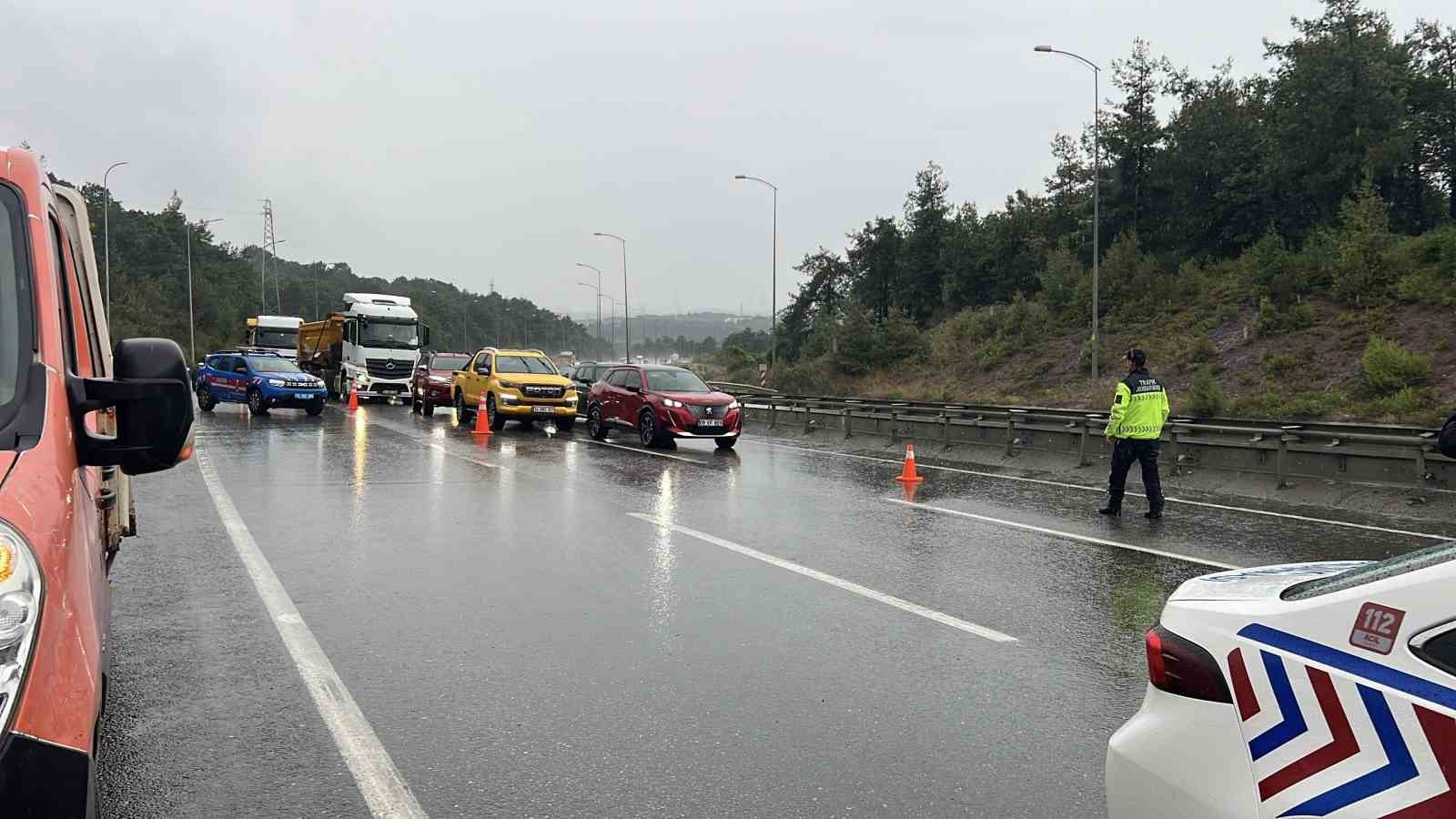 Çekmeköy’de bariyerlere çarpan ambulans devrildi: 1 yaralı