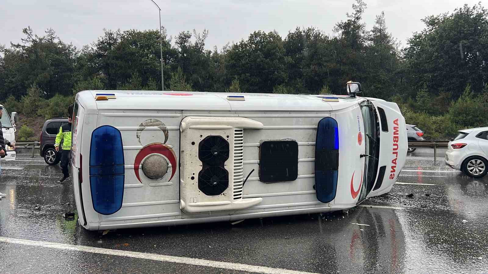 Çekmeköy’de bariyerlere çarpan ambulans devrildi: 1 yaralı