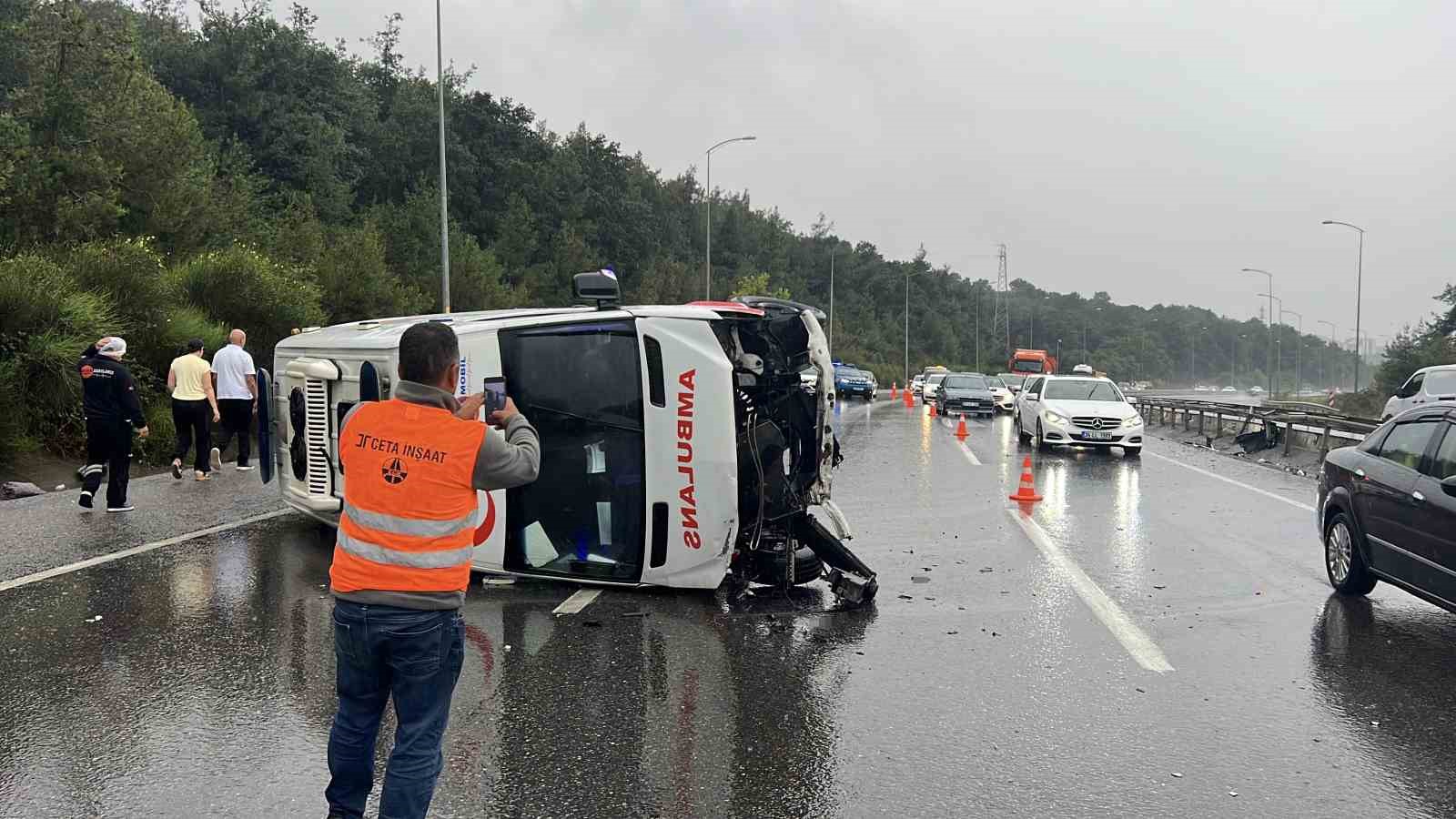 Çekmeköy’de bariyerlere çarpan ambulans devrildi: 1 yaralı