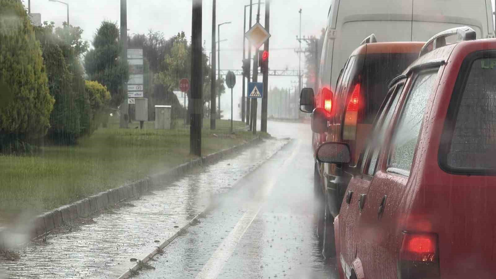 Düzce’de sağanak yağışla yollar göle döndü