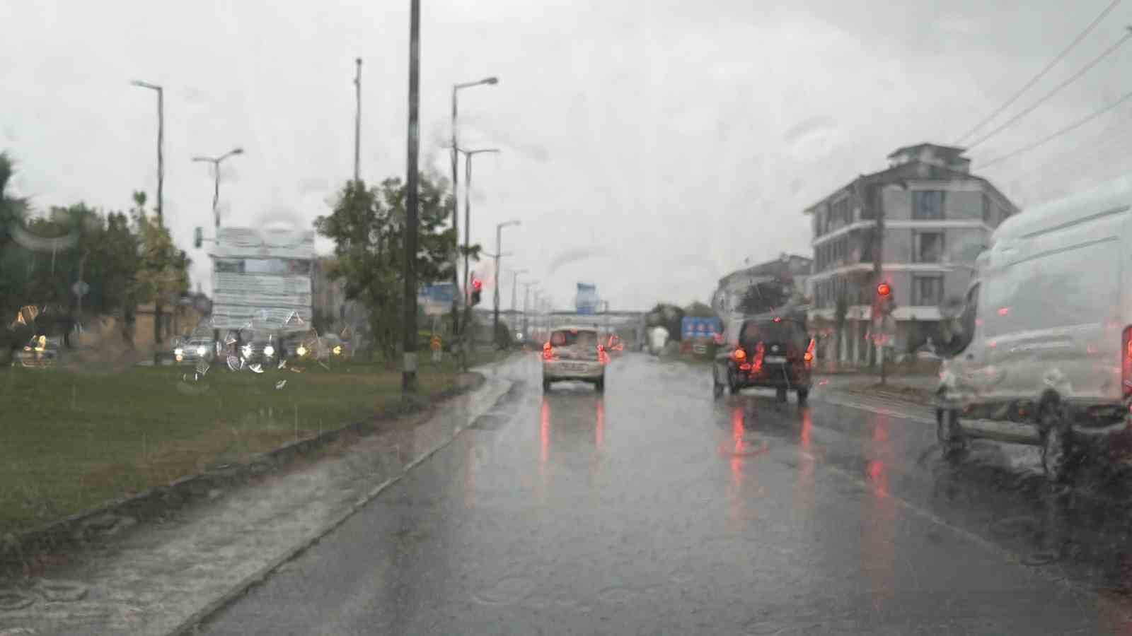Düzce’de sağanak yağışla yollar göle döndü