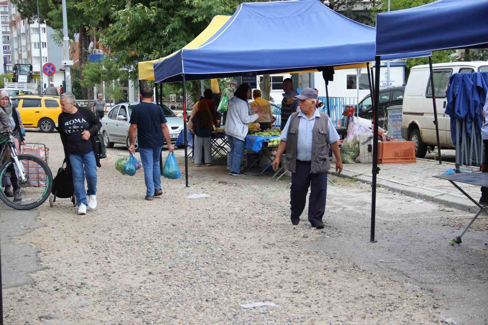 Çorum’da sağanak pazarcılara zor anlar yaşattı