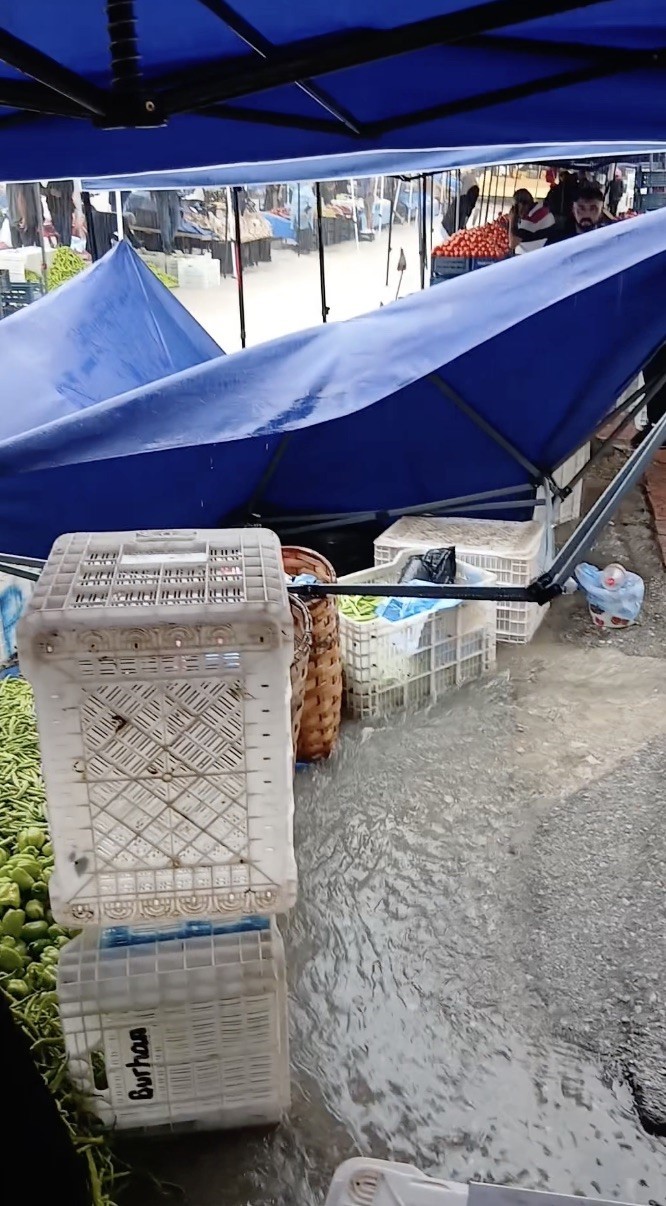 Çorum’da sağanak pazarcılara zor anlar yaşattı