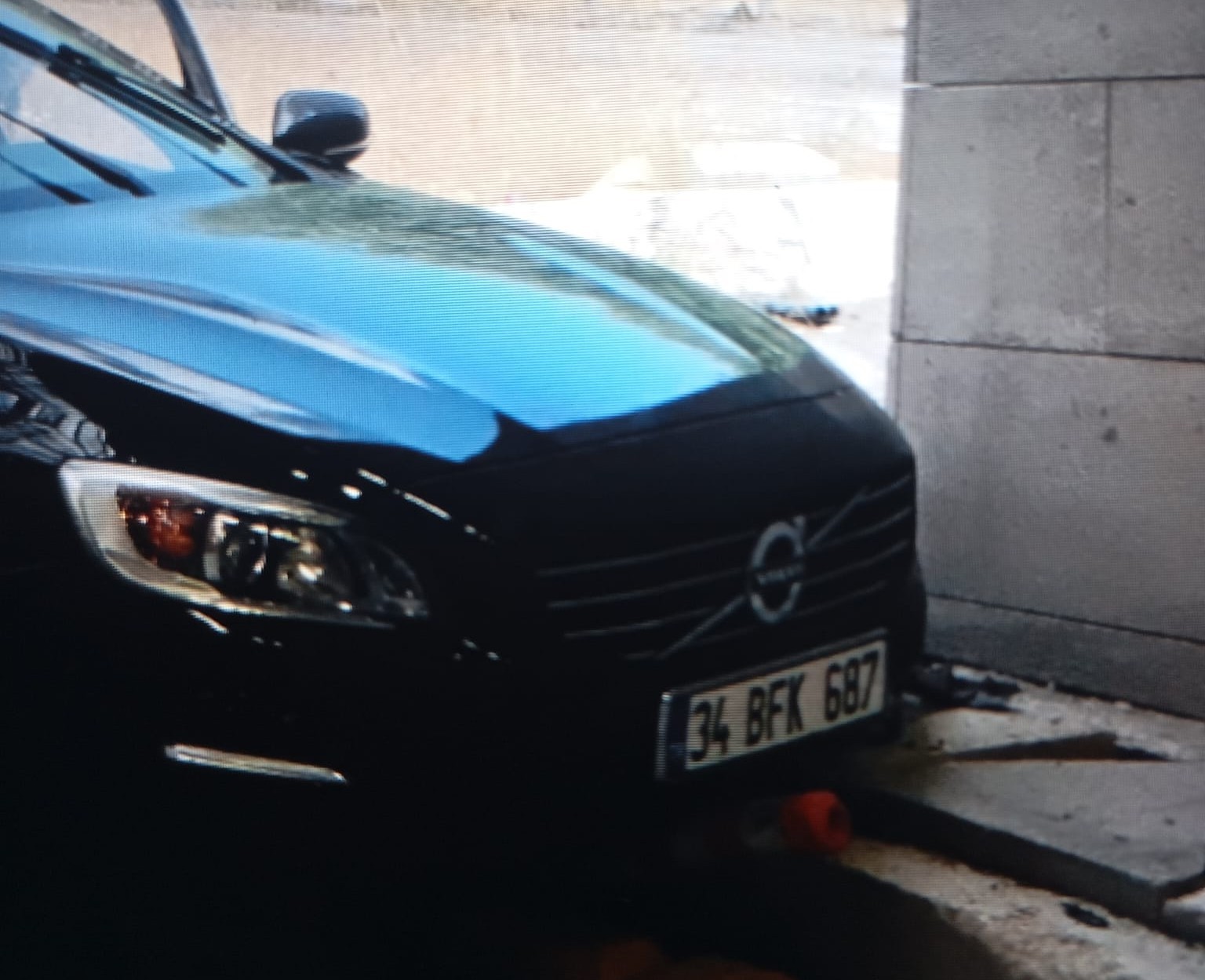 Malatya’da el frenini çekmeyi unutan sürücünün aracı tünel girişine çarptı