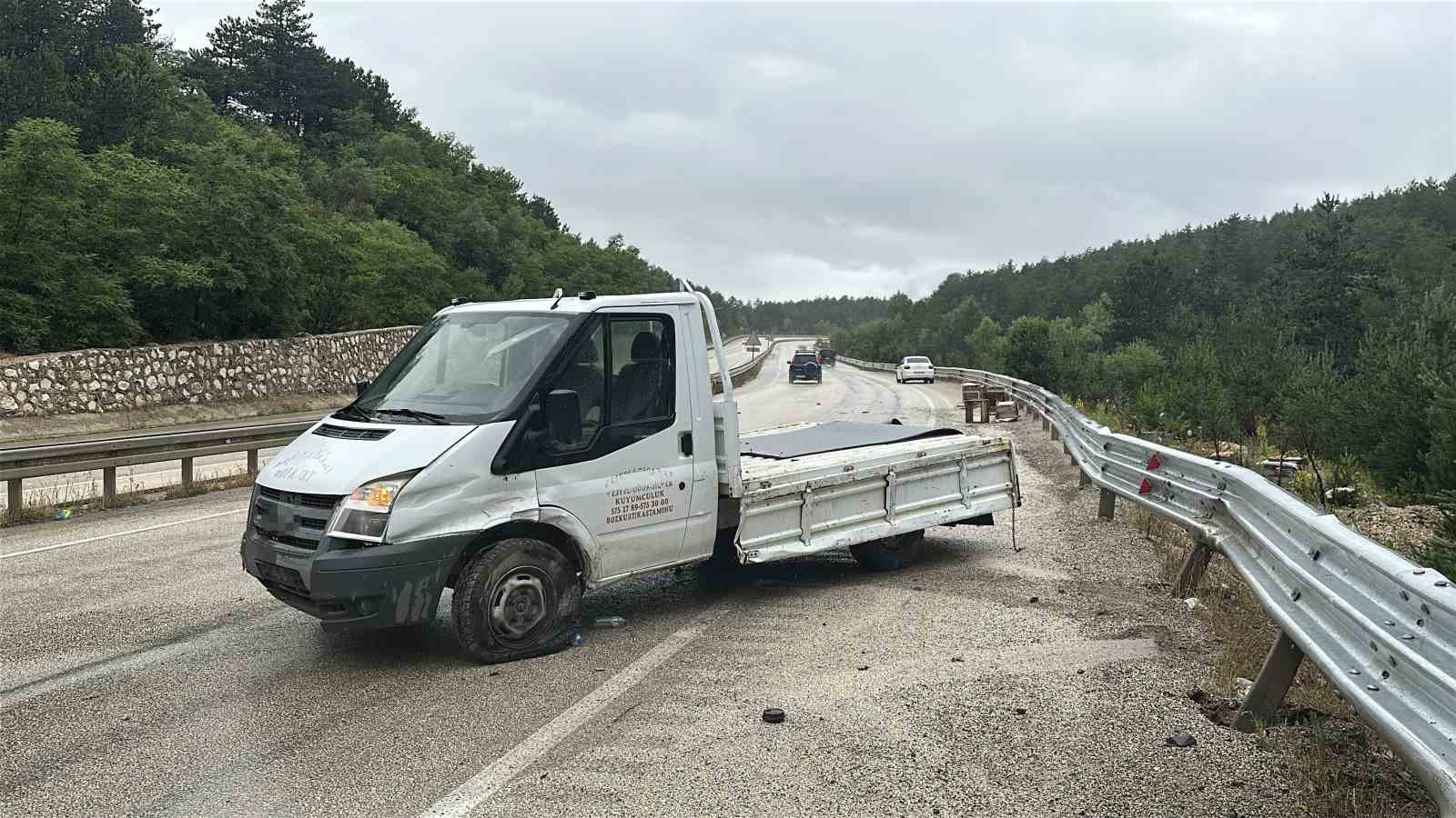 Kastamonu’da kamyonet bariyerlere çarptı: Etrafa saçılan kovandaki arılar telef oldu