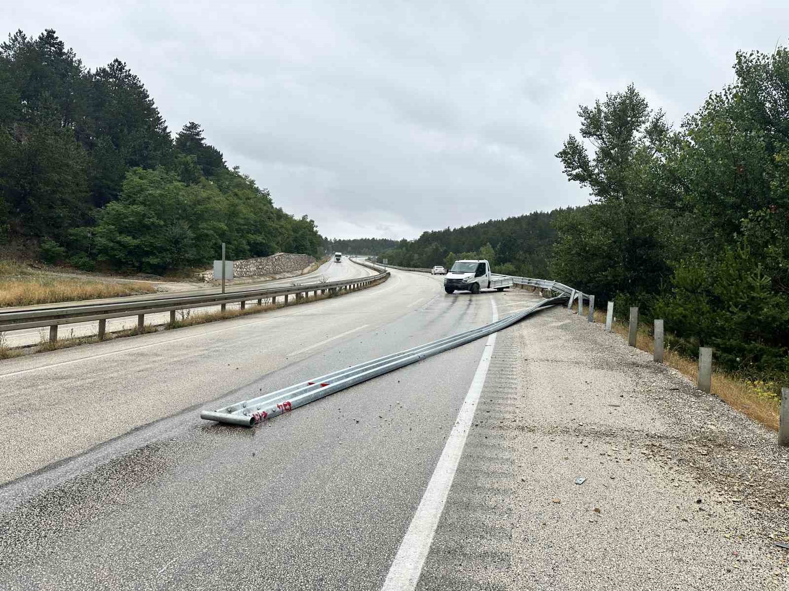 Kastamonu’da kamyonet bariyerlere çarptı: Etrafa saçılan kovandaki arılar telef oldu
