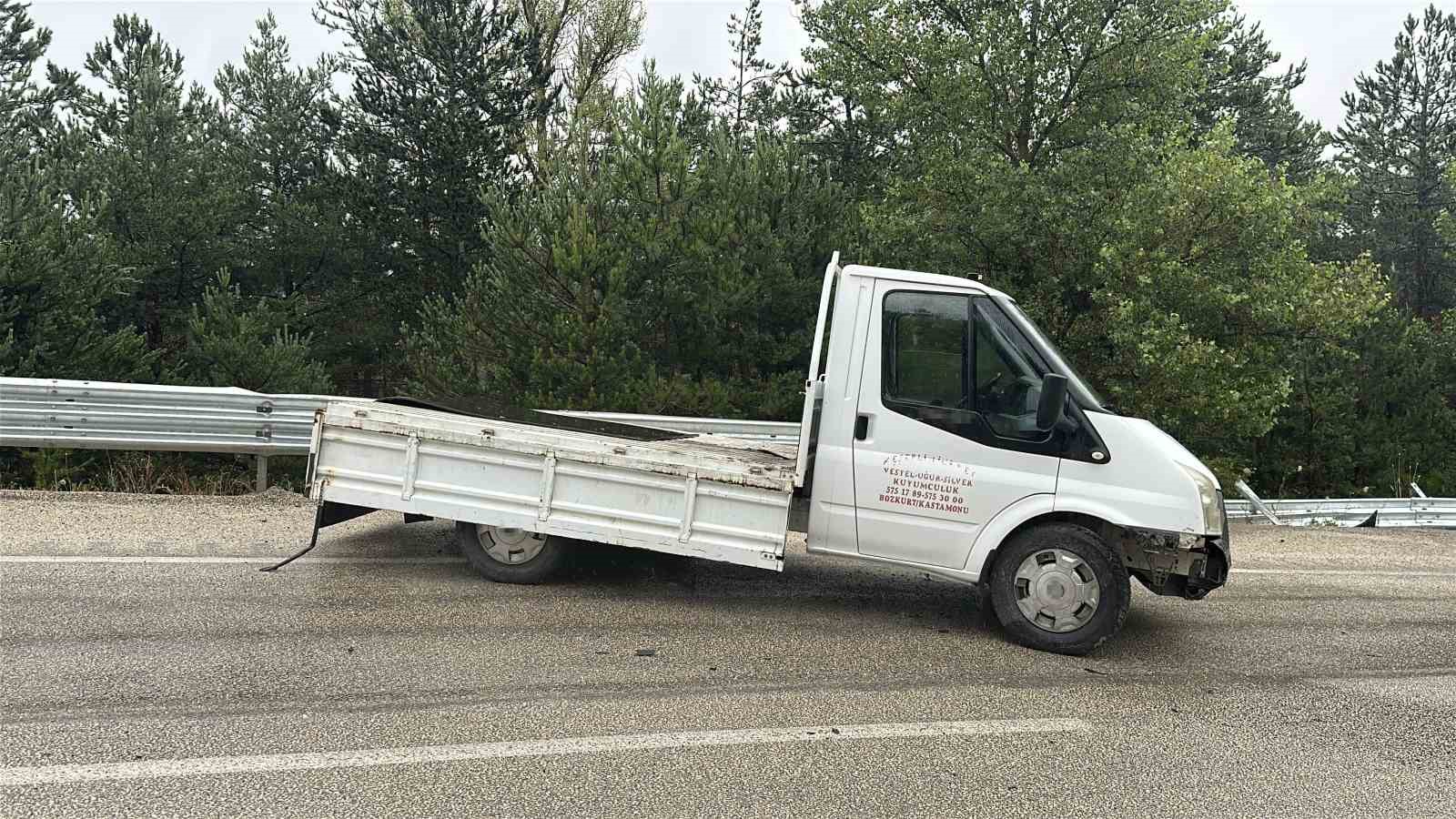 Kastamonu’da kamyonet bariyerlere çarptı: Etrafa saçılan kovandaki arılar telef oldu