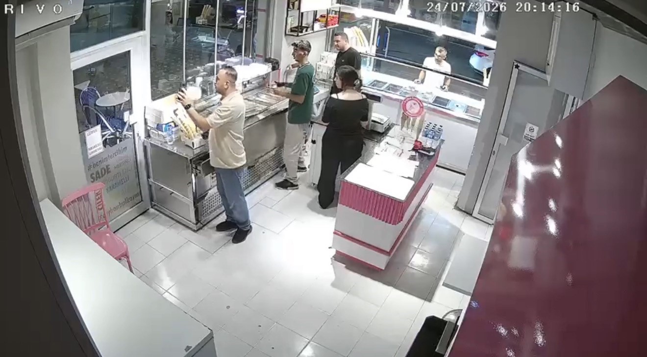 Önce cep telefonundaki kişiye el salladı, sonra tabancayla dondurmacıyı öldürdü