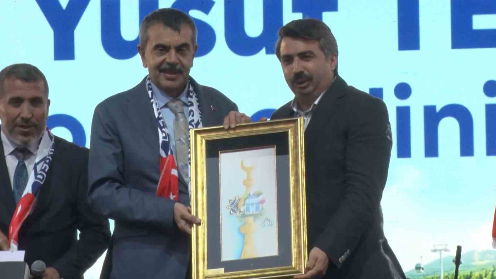 Milli Eğitim Bakanı Tekin Bursa’da Büyük Erzurum Yayla Şenliği’ne katıldı