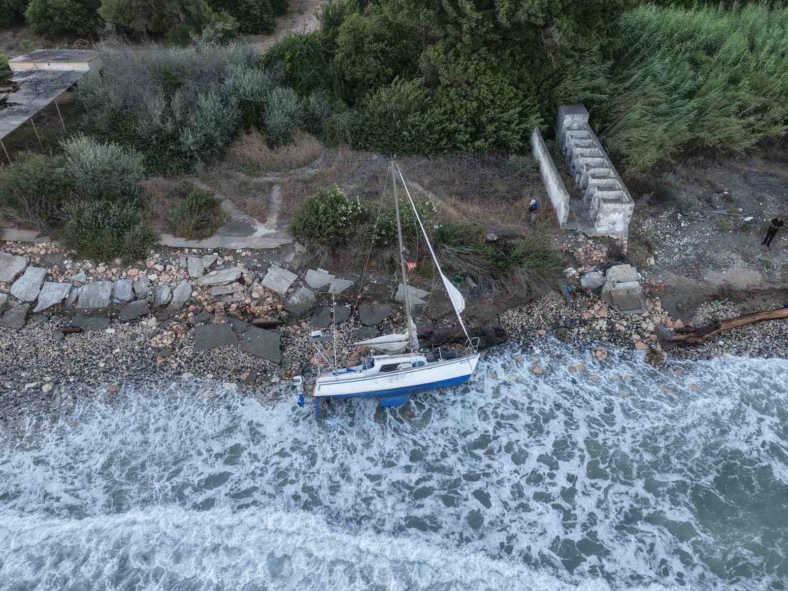 Fırtınada tekne kıyıya vurdu