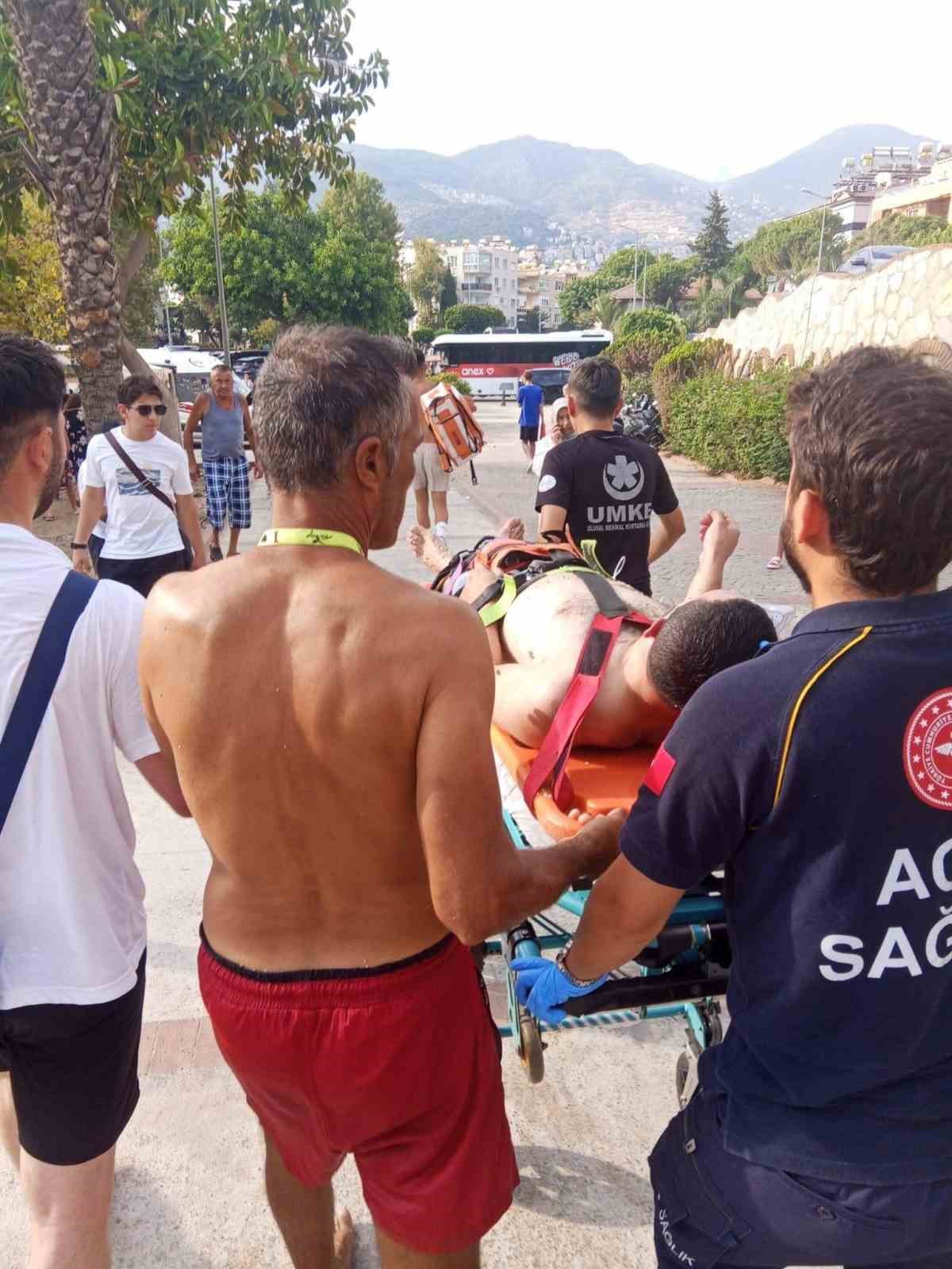 Alanya’da boğulma tehlikesi geçiren tatilciyi cankurtaran kurtardı