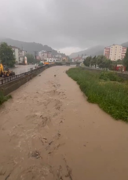 Kastamonu’da metrekareye 130 kilogram yağış düşen ilçede su baskınları yaşandı