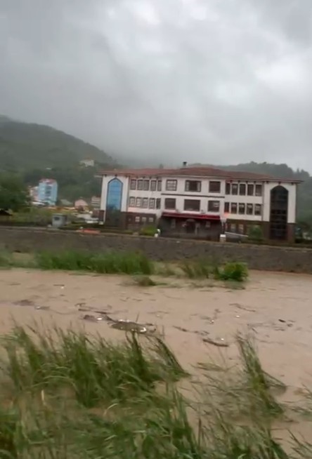 Kastamonu’da metrekareye 130 kilogram yağış düşen ilçede su baskınları yaşandı