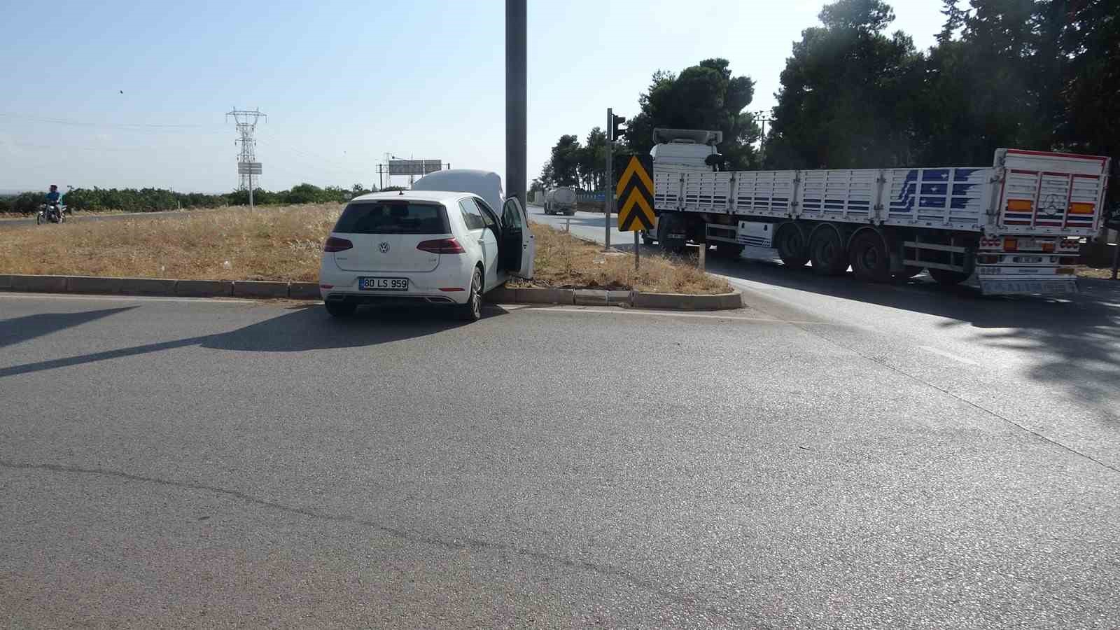 Otomobil yön tabelasına çarptı: 2 yaralı