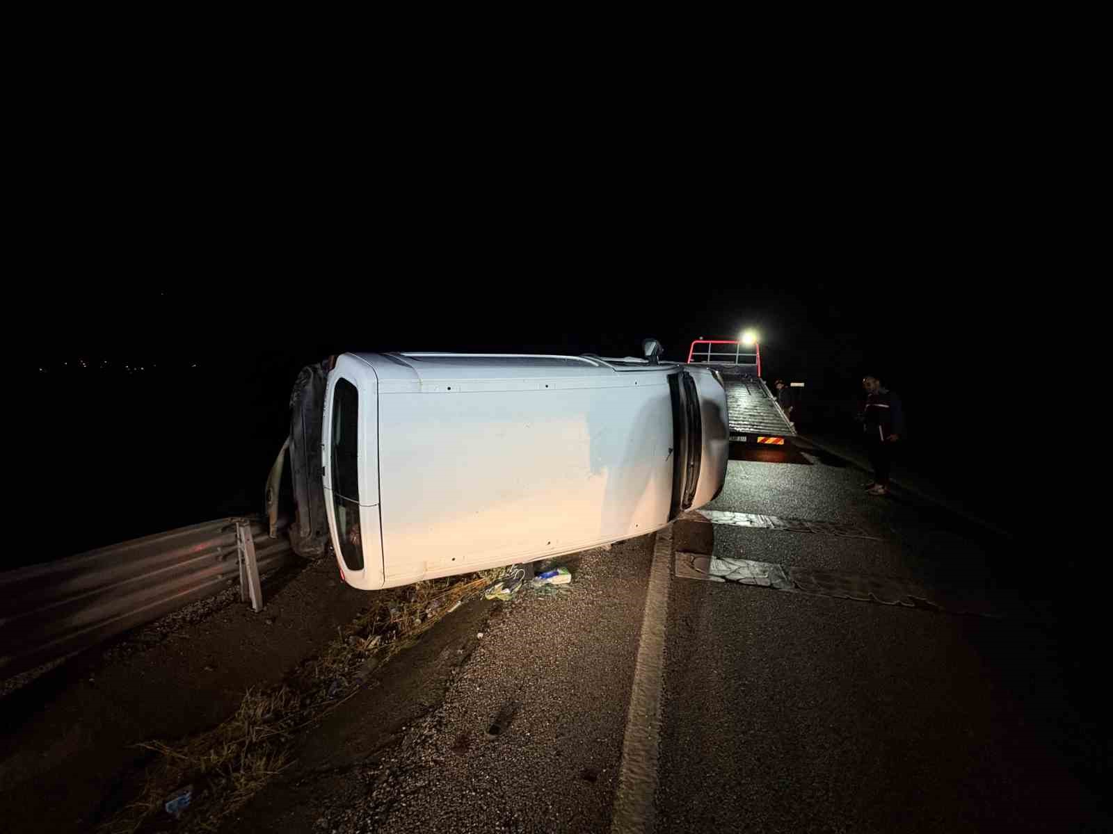 D100’de hafif ticari araç devrildi, sürücü kayıplara karıştı