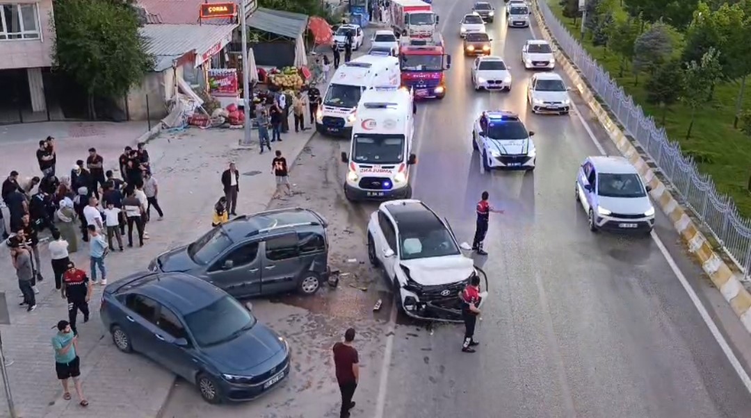 Van’da zincirleme trafik kazası: 1 yaralı
