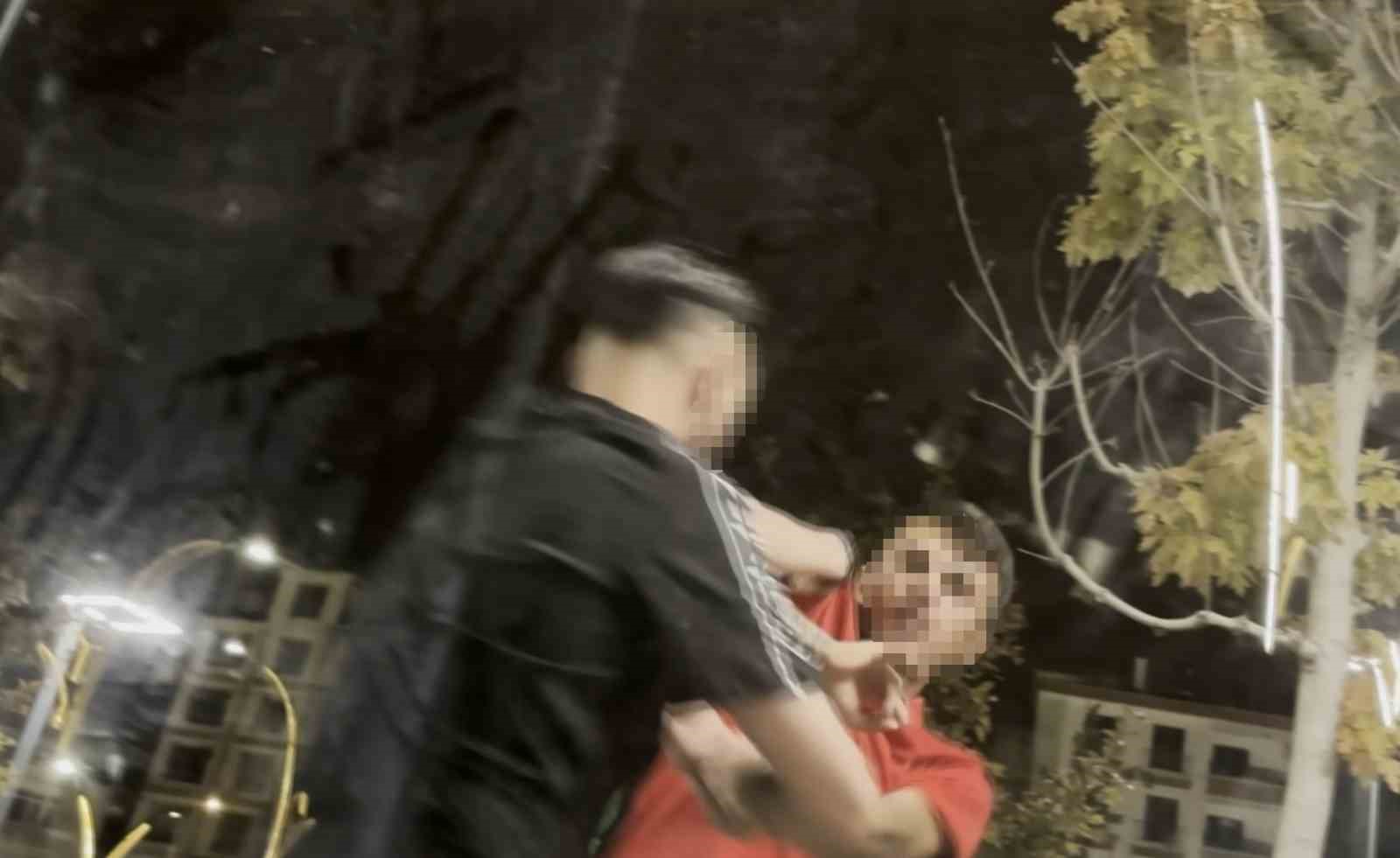 Kavga ettiği arkadaşını defalarca yumrukladı: O anlar kamerada