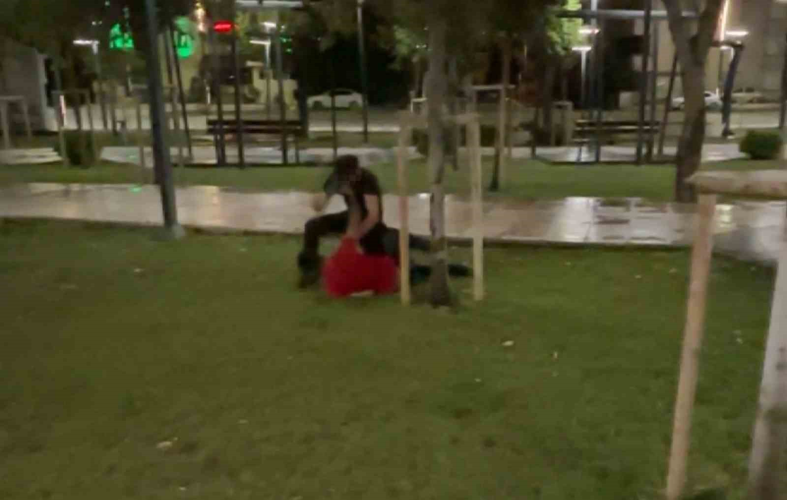 Kavga ettiği arkadaşını defalarca yumrukladı: O anlar kamerada