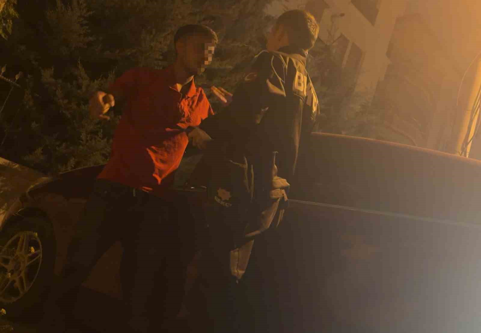 Kavga ettiği arkadaşını defalarca yumrukladı: O anlar kamerada