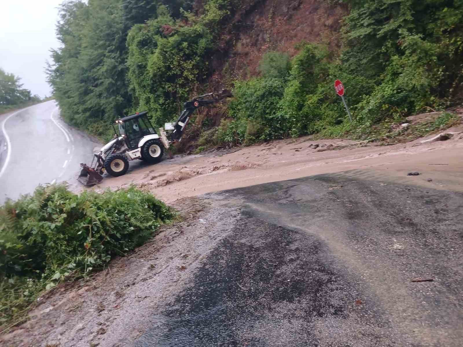 Kastamonu’da kuvvetli sağanak ve heyelanlar ulaşımı olumsuz etkiledi