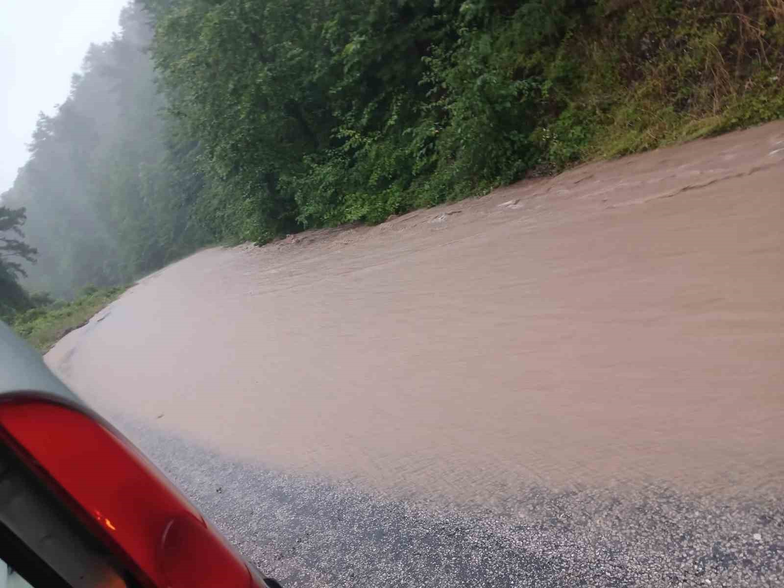 Kastamonu’da kuvvetli sağanak ve heyelanlar ulaşımı olumsuz etkiledi