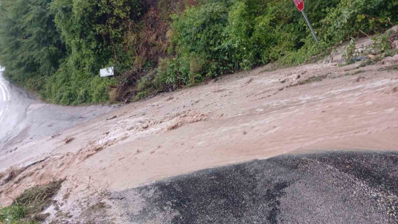 Kastamonu’da kuvvetli sağanak ve heyelanlar ulaşımı olumsuz etkiledi
