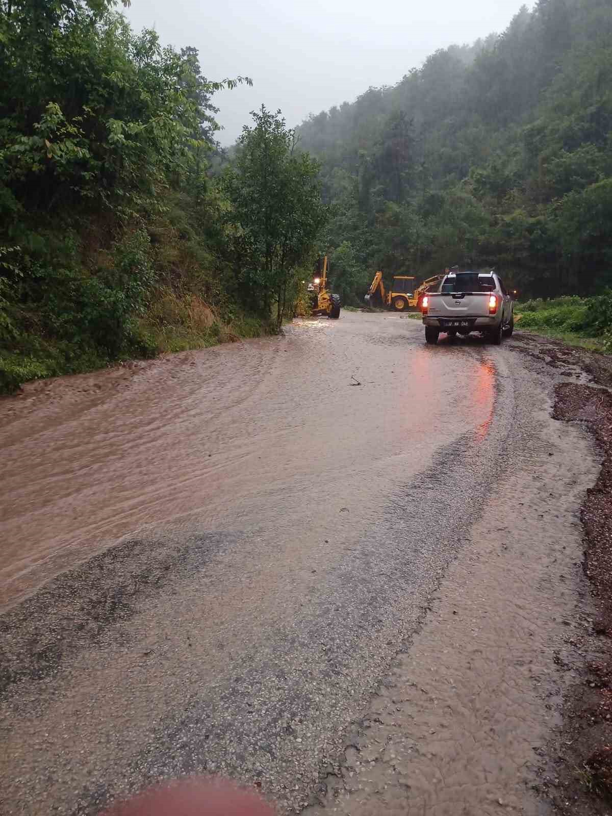 Kastamonu’da kuvvetli sağanak ve heyelanlar ulaşımı olumsuz etkiledi