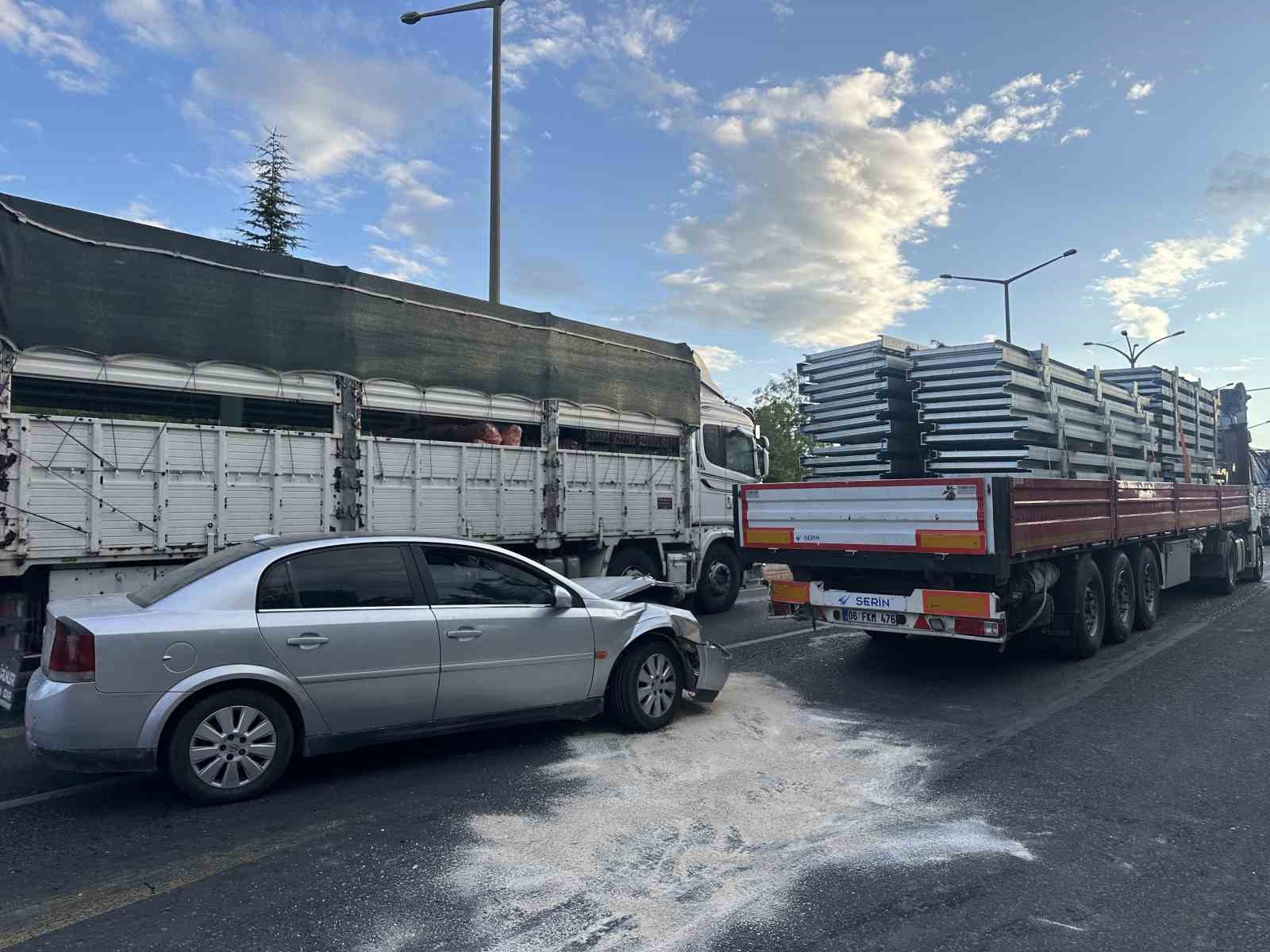 Uşak’ta otomobil tıra arkadan çarptı: 4 yaralı