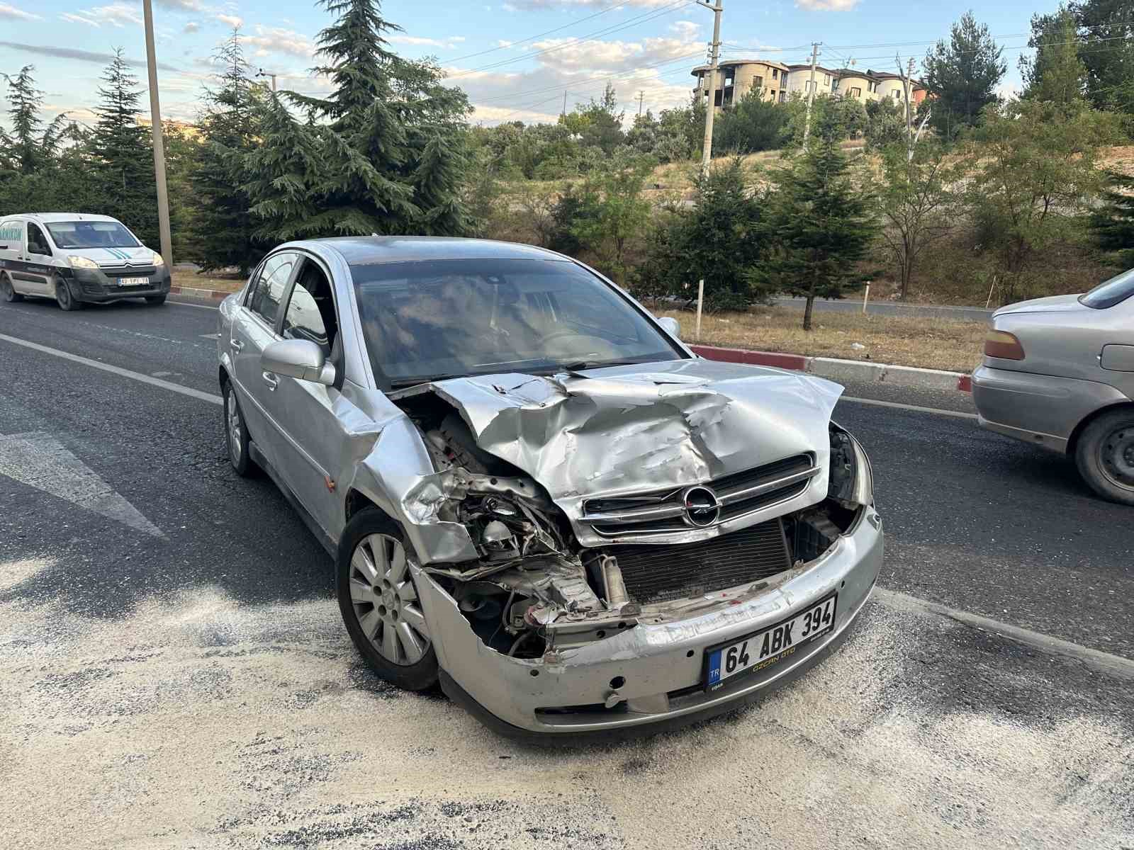 Uşak’ta otomobil tıra arkadan çarptı: 4 yaralı