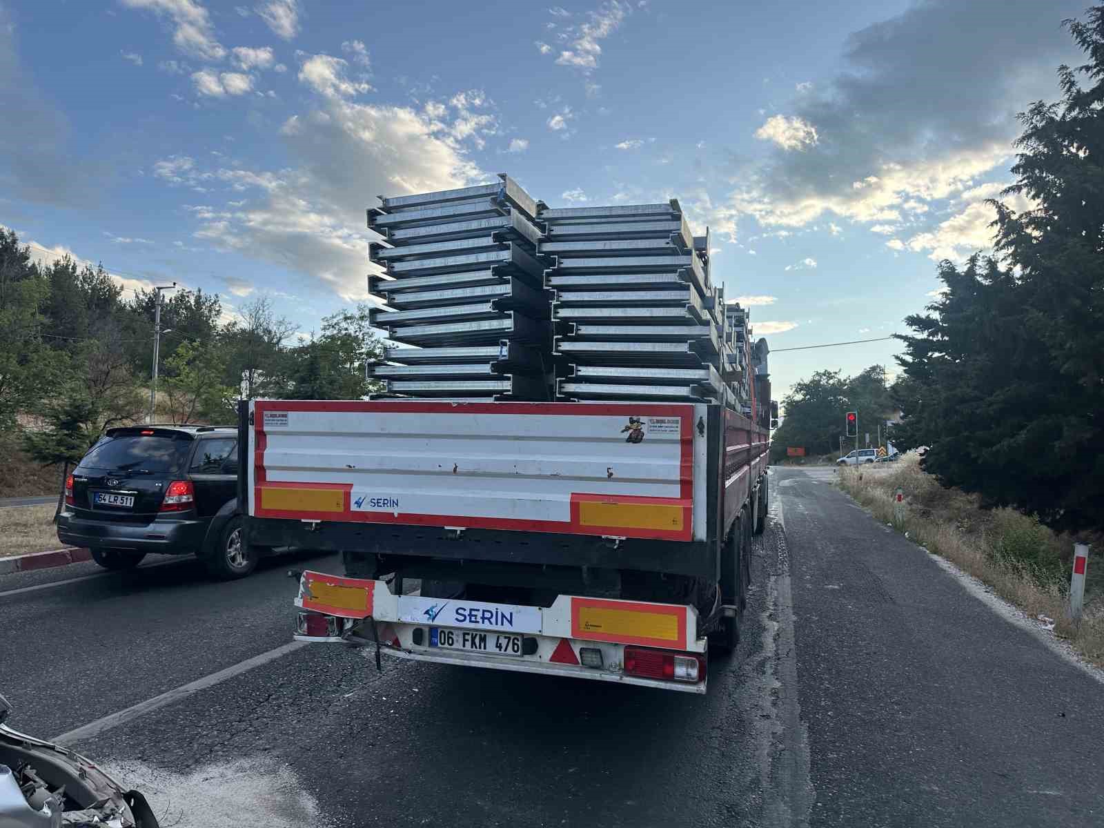 Uşak’ta otomobil tıra arkadan çarptı: 4 yaralı
