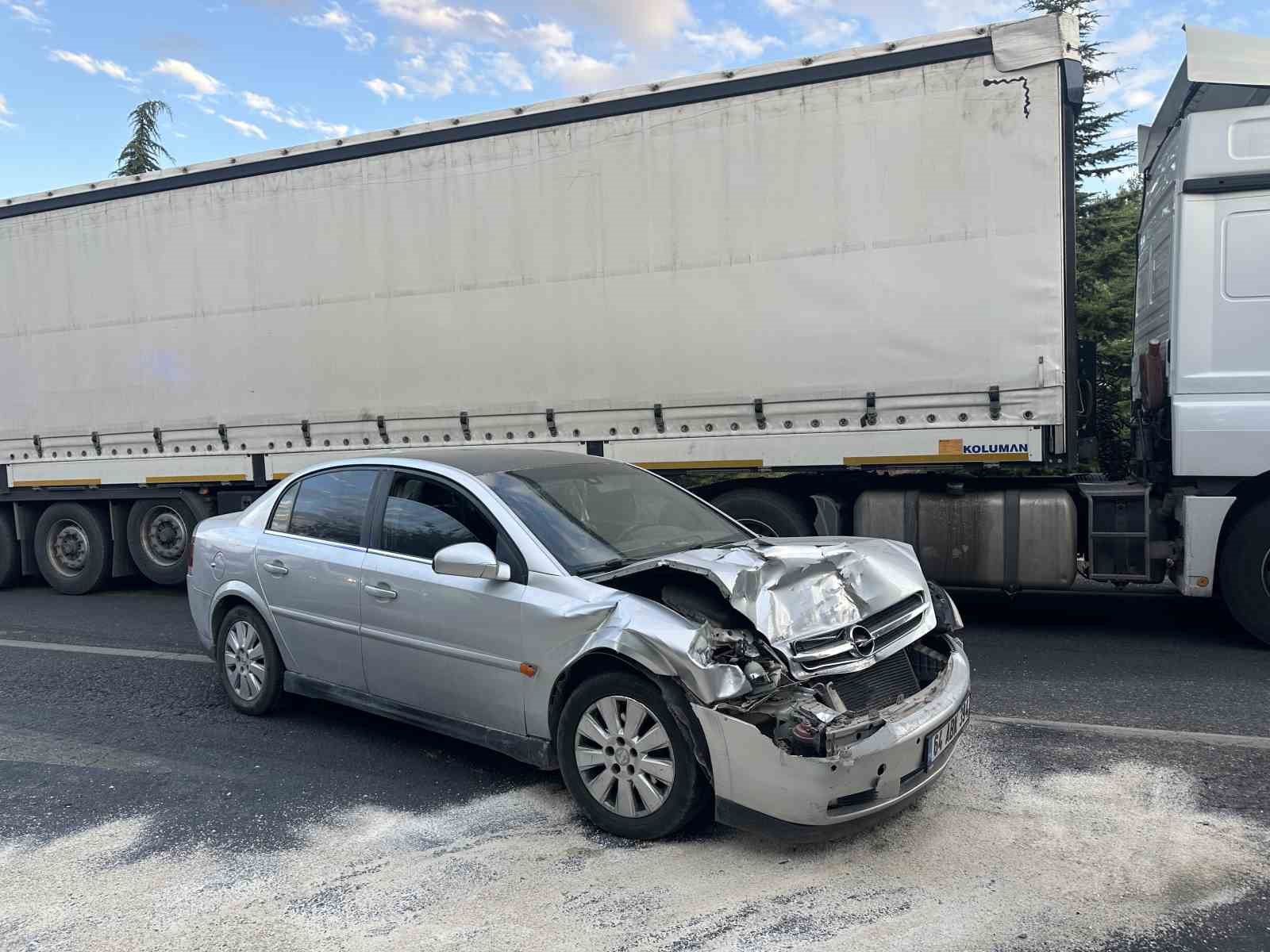 Uşak’ta otomobil tıra arkadan çarptı: 4 yaralı