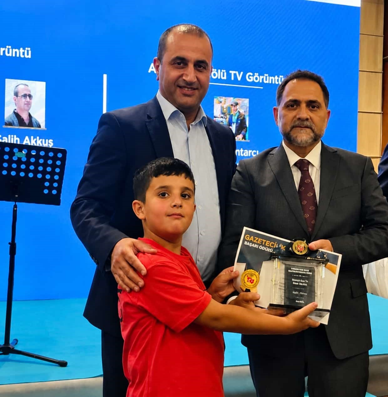 Feridun Fazıl Özsoy Başarılı Gazeteciler Ödül Töreni’nde İHA’ya ödül