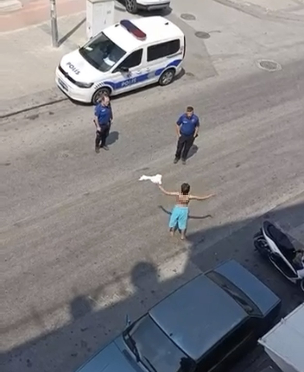 Yarı çıplak sokağa çıkan kadın daha sonra 3. kattan atladı
