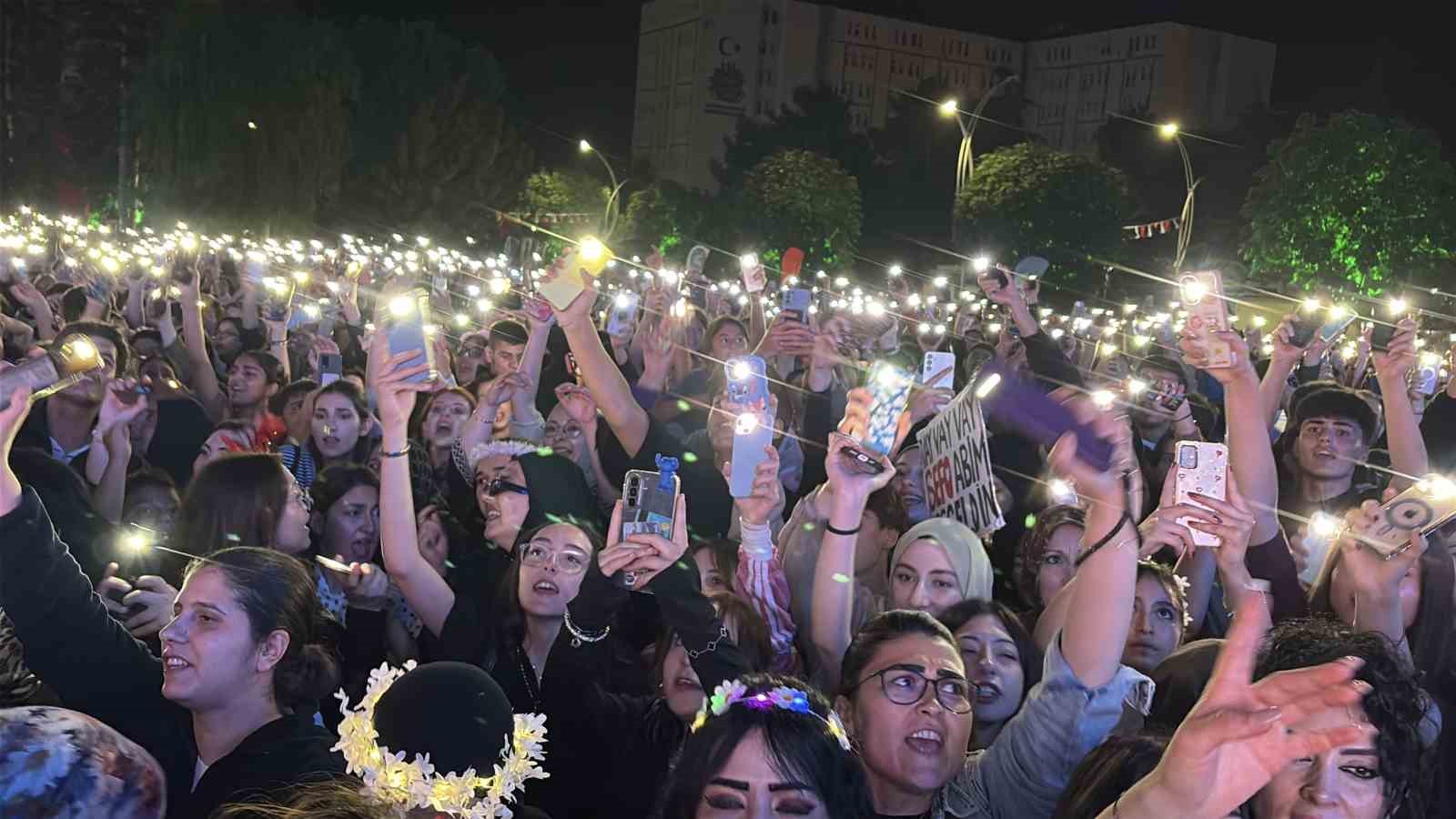 Sefo Çorum’da hayranlarına unutulmaz bir gece yaşattı