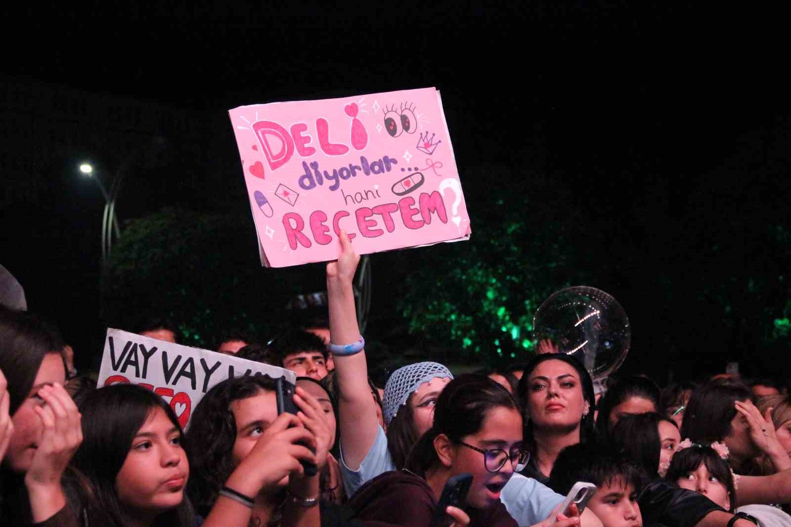Sefo Çorum’da hayranlarına unutulmaz bir gece yaşattı