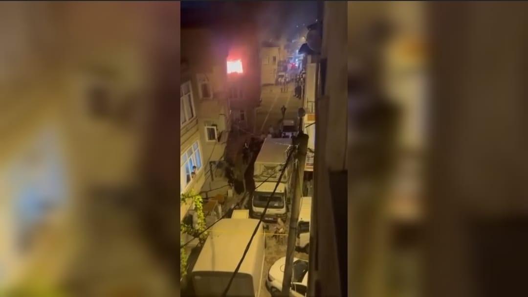 Küçükçekmece’de metruk binada yangın paniği