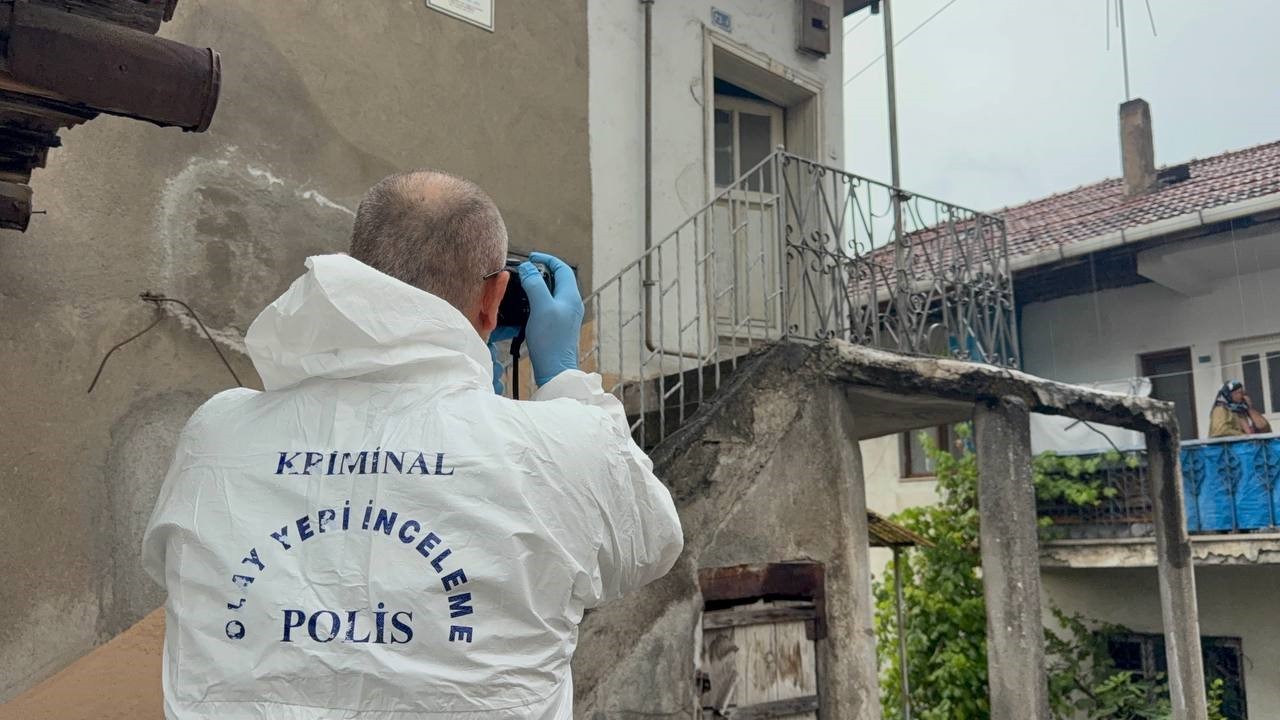 Ağır koku acı gerçeği ortaya çıkardı: 73 yaşındaki adam evinde ölü bulundu