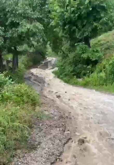 Selin vurduğu Doğanyurt’ta menfezler tıkandı, köylerde dereler taştı