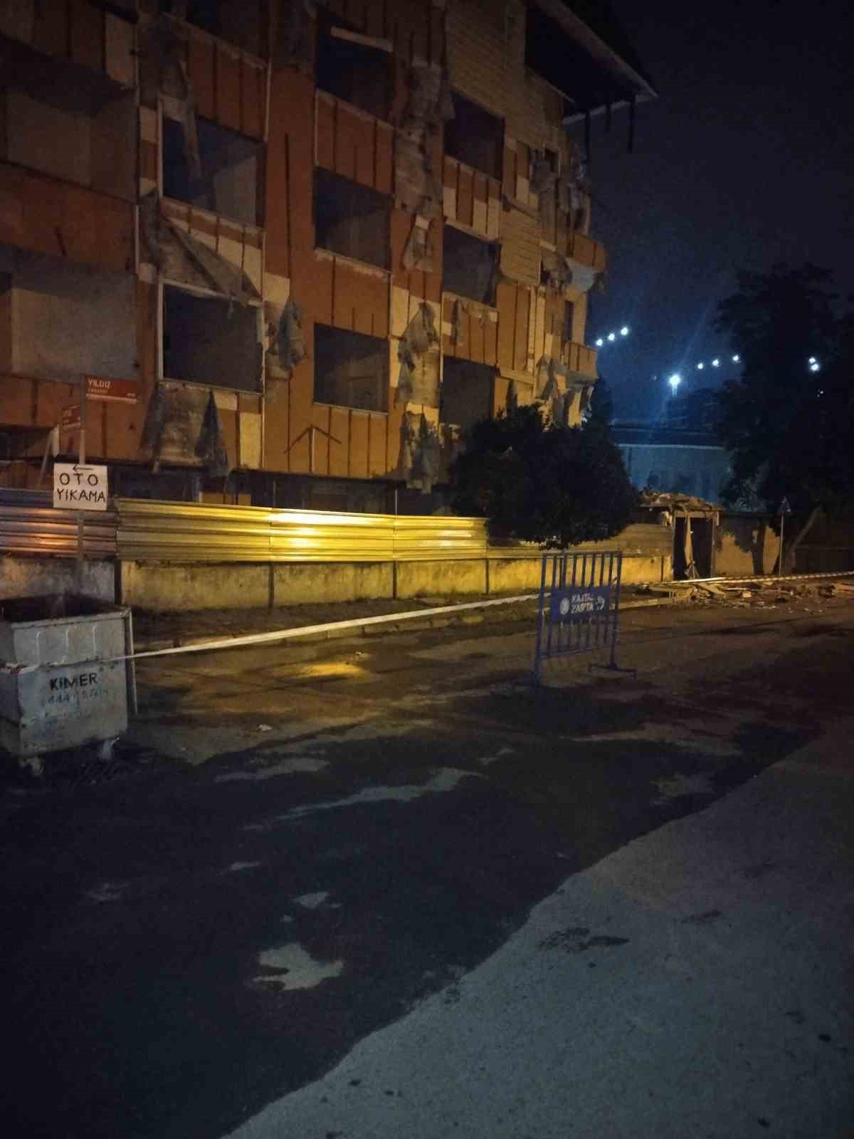 Kartal’da metruk binanın balkonu çöktü