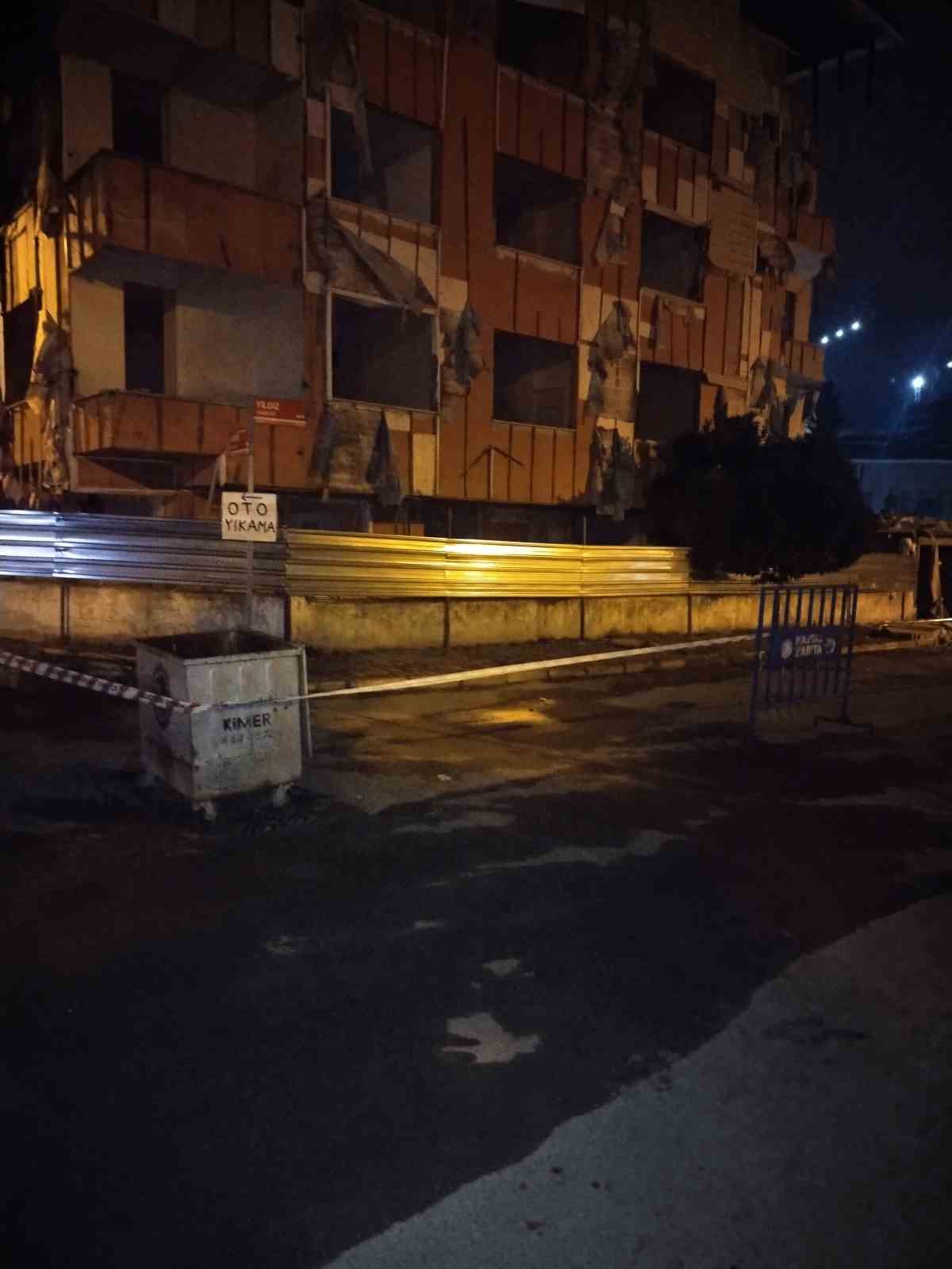 Kartal’da metruk binanın balkonu çöktü