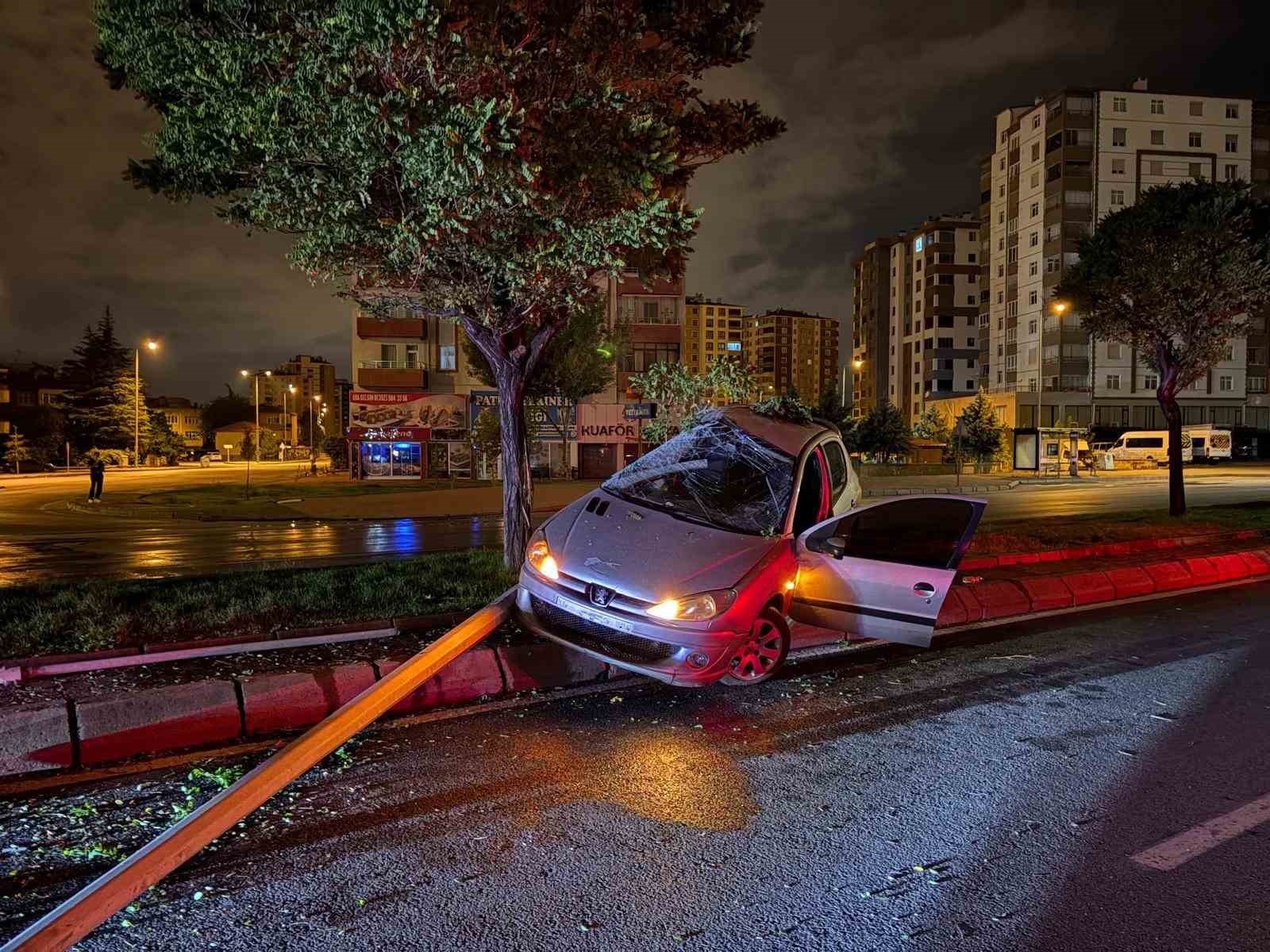 Direksiyon hakimiyetini kaybeden alkollü sürücü aydınlatma direğini devirdi