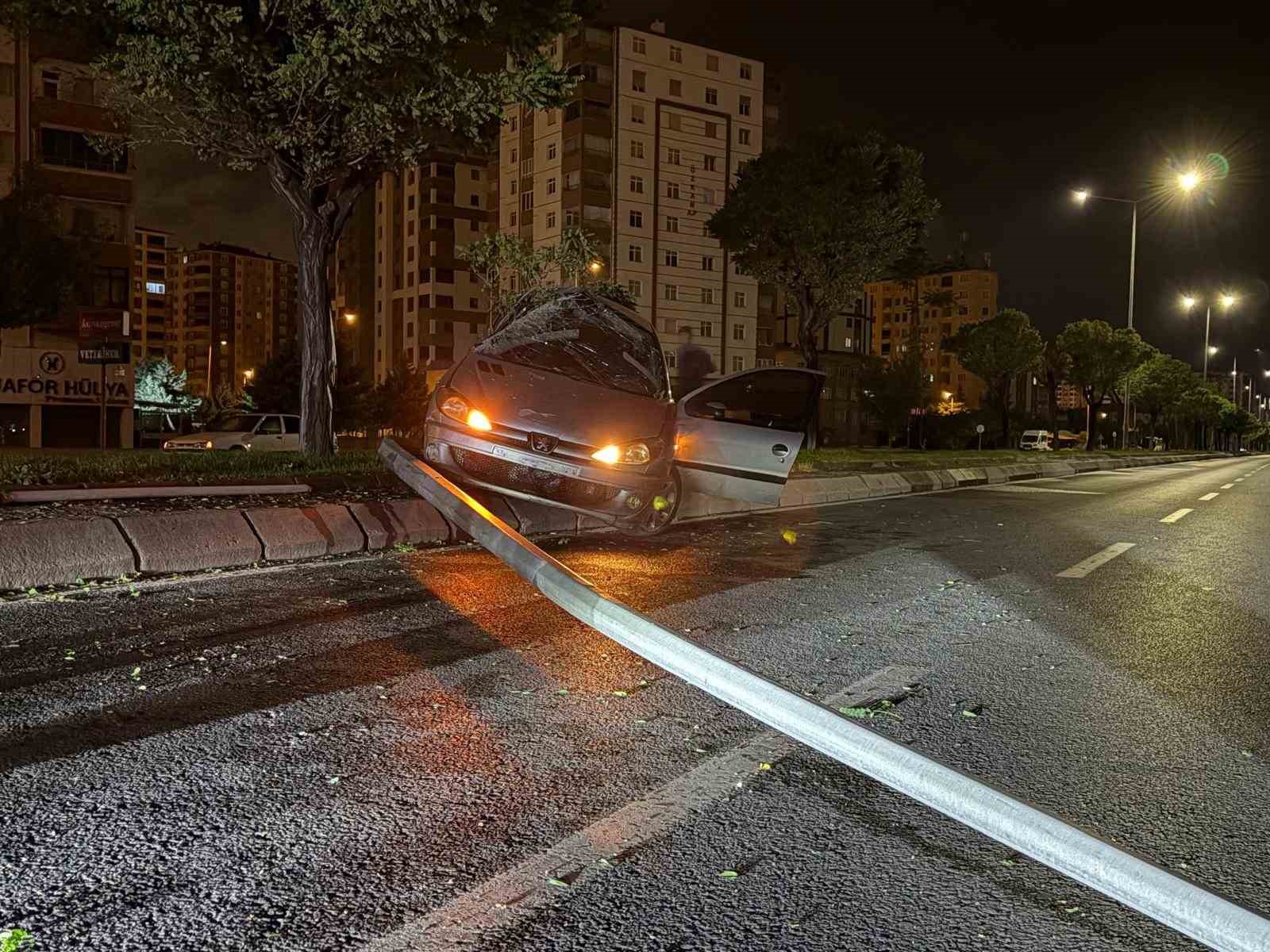 Direksiyon hakimiyetini kaybeden alkollü sürücü aydınlatma direğini devirdi