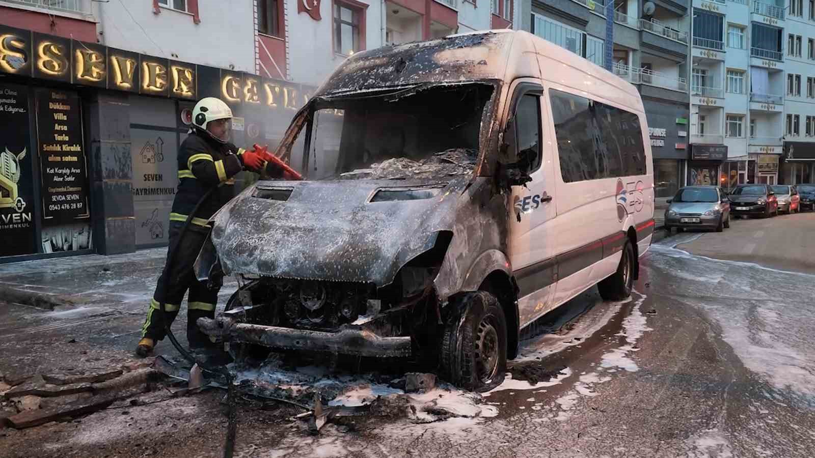 Park halindeki minibüste yangın çıktı