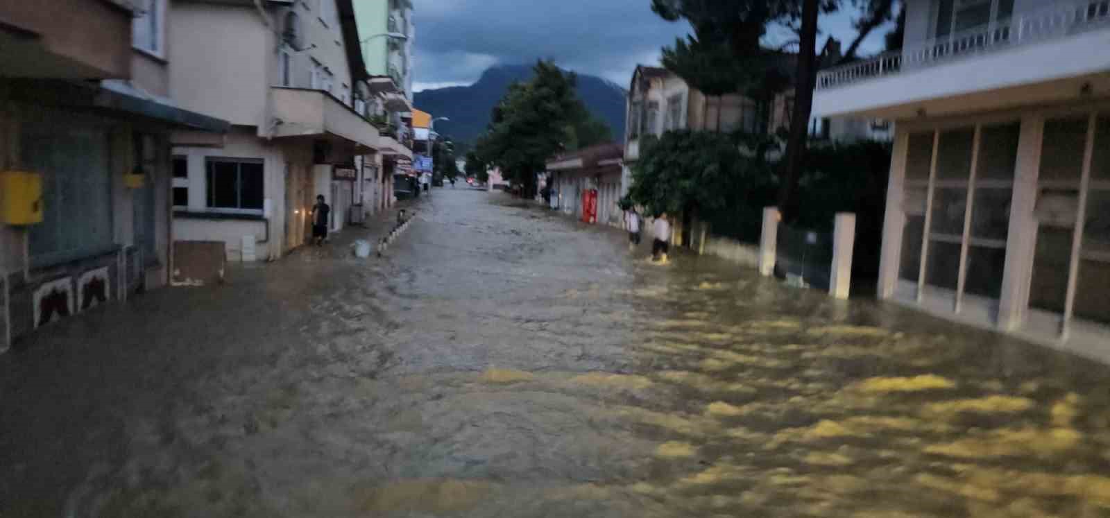 Kastamonu’yu sel vurdu: İş yerleri, evler ve araçlar su altında kaldı