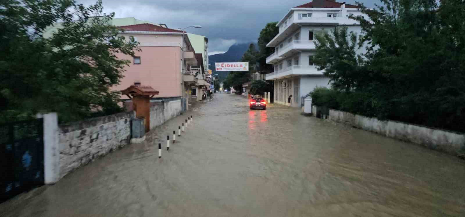 Kastamonu’yu sel vurdu: İş yerleri, evler ve araçlar su altında kaldı