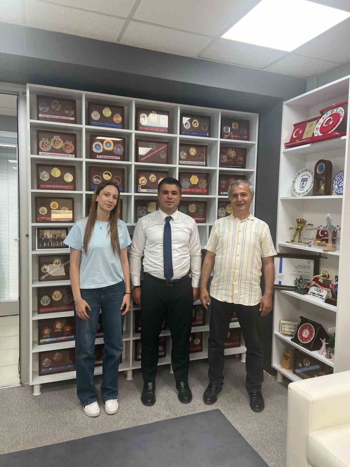 Oltulu taekwondocu Semanur Duran’dan büyük başarı: 18 yaşında ikinci DAN derecesi