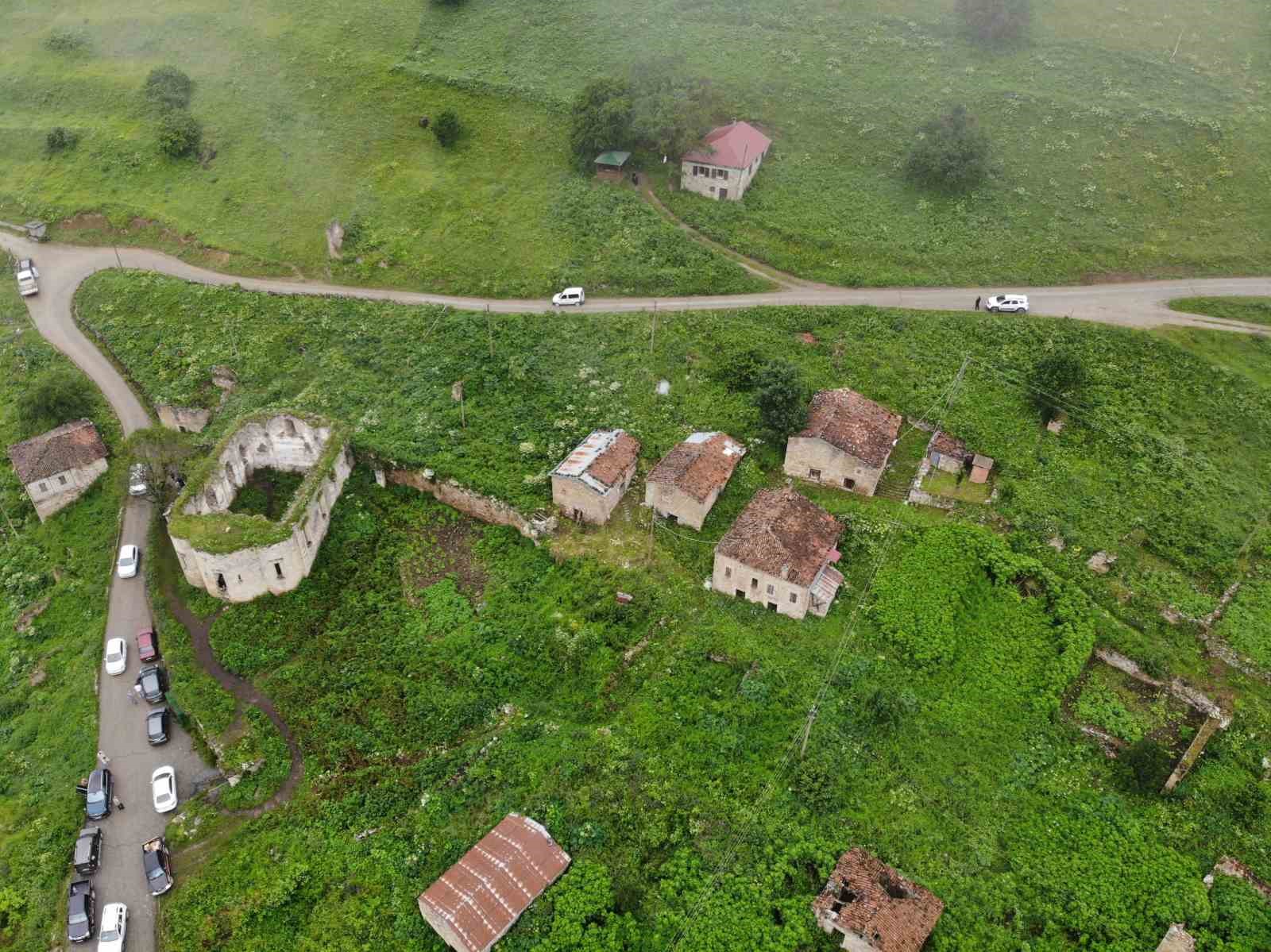 Sis altındaki Santa Harabeleri doğası ve tarihiyle kendine hayran bırakıyor
